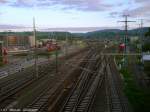Ein frühabendlicher Blick über das nördliche Gleisvorfeld des Saalfelder Bahnhofs am 04.05.2009. V.l.n.r.: Bw, Rbf und etwas versteckt die Bahnsteige. Vorne im Bild sind v.l.n.r. die Gleise von und nach Gera, die Gleise Richtung Jena über die Saalbahn und das Gleis von und nach Arnstadt zu sehen.